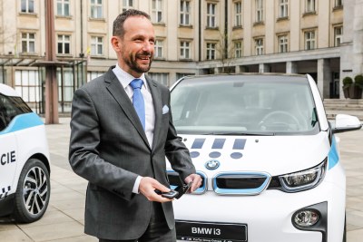 Primátor Tomáš Macura s klíčky od obou elektromobilů. Foto: Jiří Zerzoň