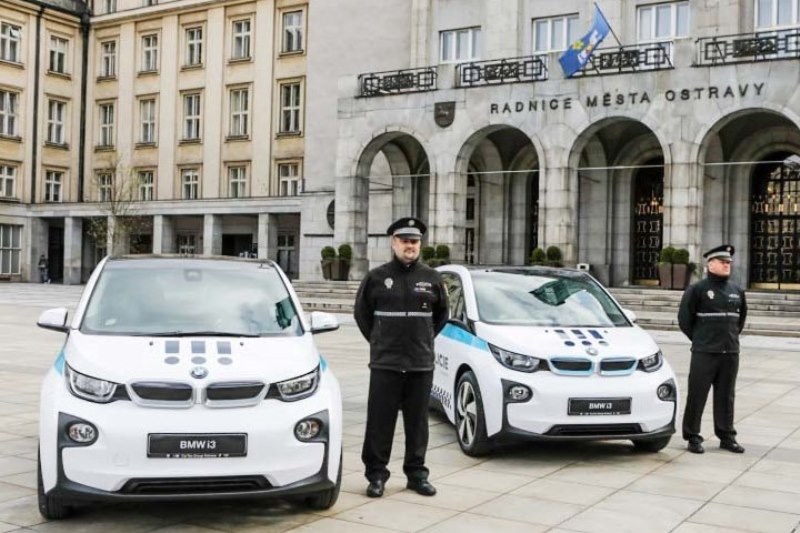 Elektromobily BMW, které budou využívat ostravští strážníci půl roku. 
