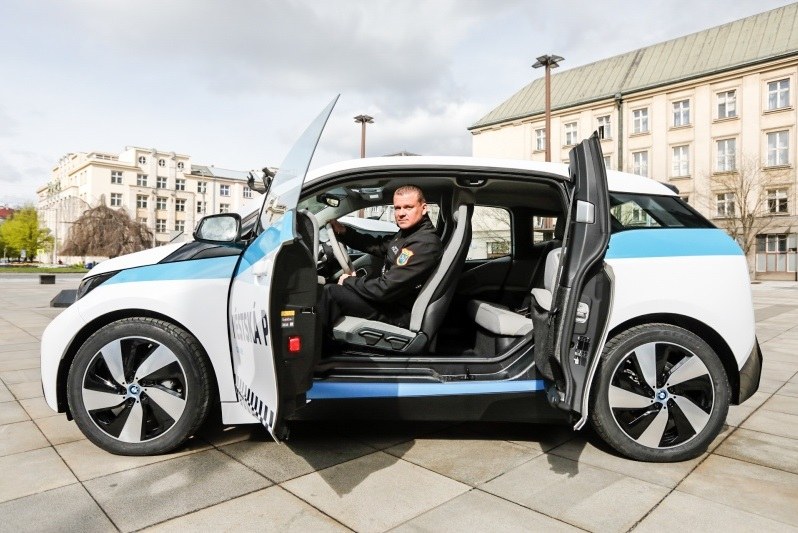 Elektromobily mají moderní design i netradiční otvírání dveří.  