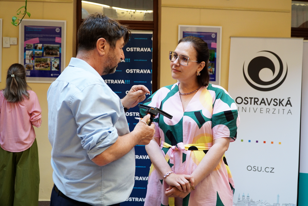 Ostravská radní Andrea Hoffmannová na vernisáži výstavy s názvem Ostravo uč