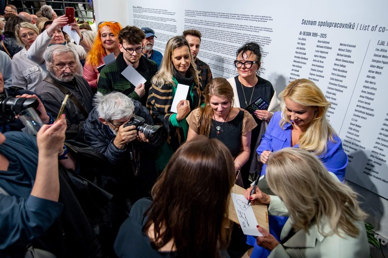 Během vernisáže si Eva Jiřičná našla čas také na autogramiádu
