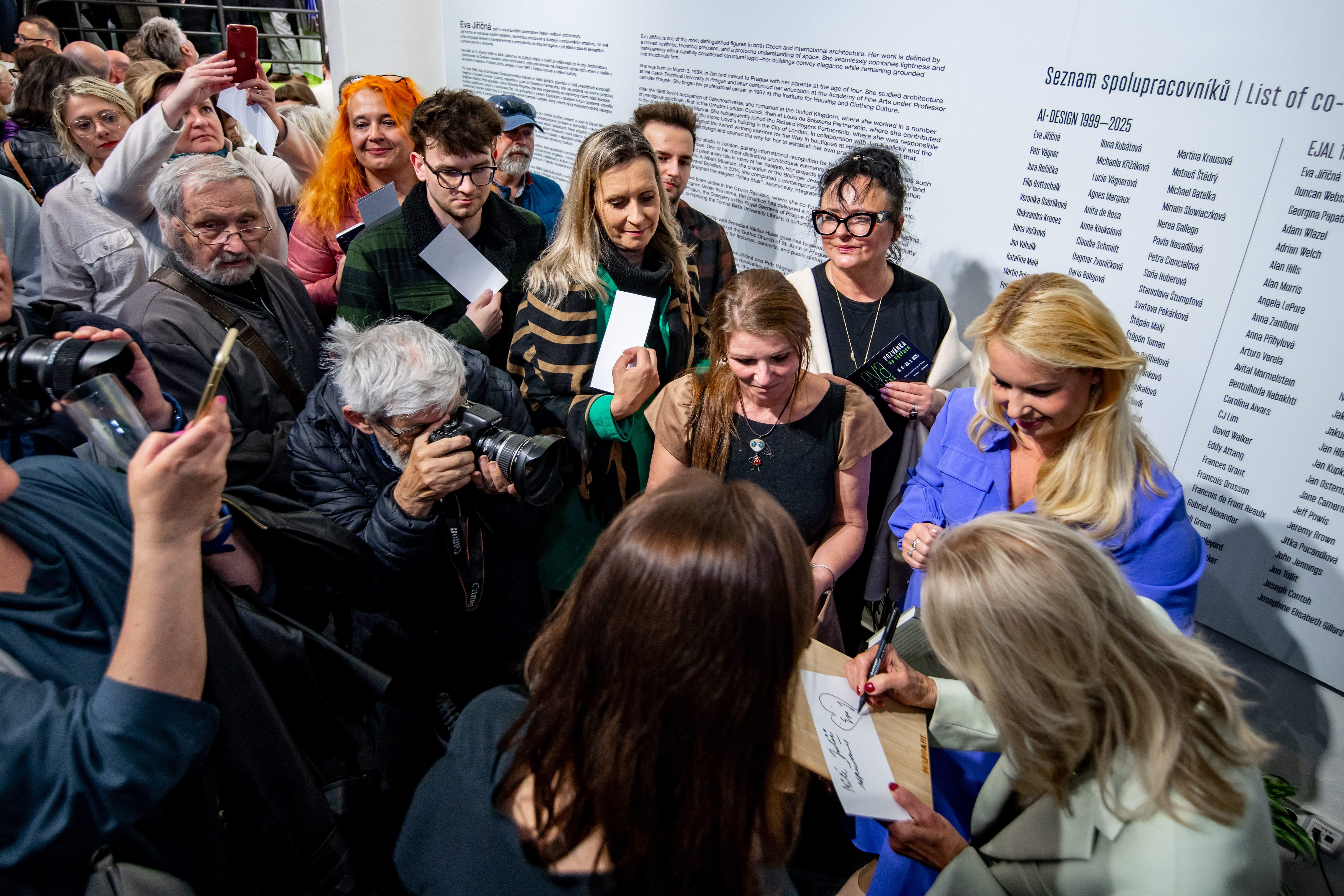 Během vernisáže si Eva Jiřičná našla čas také na autogramiádu