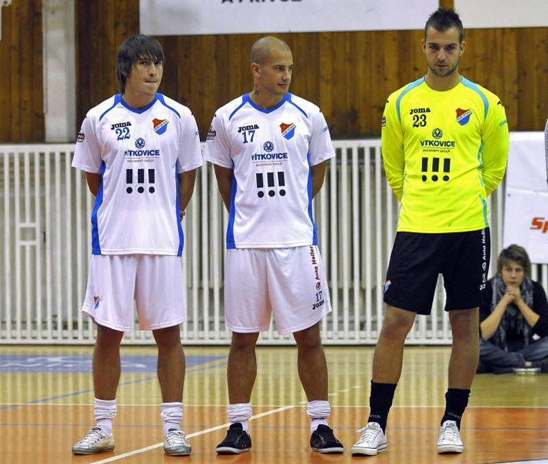 Hráči Baníku (zleva) R. Džichajev, D. Vašenda, A. Buček