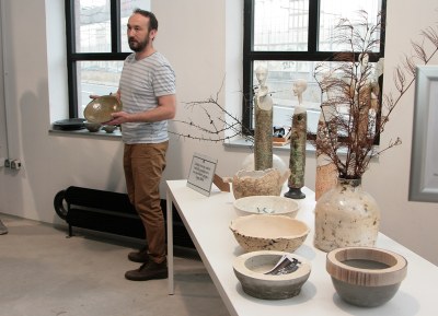 Mísy, vázy, servírovací sady, ozdobné předměty i porcelánové šperky lze vyrobit v keramickém provozu Fajne dílny, ukazuje její ředitel Gabriel Duda. Foto: Bohuslav Krzyžanek