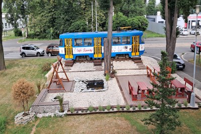 Vyřazená tramvaj slouží jako kavárna. Foto: Café Tramvaj