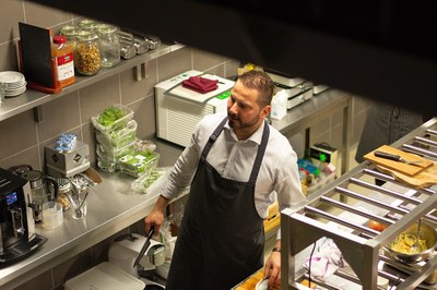 Známý ostravský šéfkuchař David Valíček pomůže ukázat cestu ke zlepšení stravovacích návyků žáků. Foto: MMO