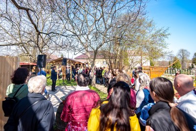 Slavnostní otevření farní zahrady. Foto: Steisifoto