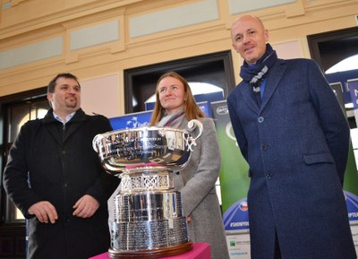 Slavný fedcupový pohár je v Ostravě. Na snímku Barbora Krejčíková, Petr Pála a náměstek ostravského primátora Martin Štěpánek (vlevo). Foto: René Stejskal