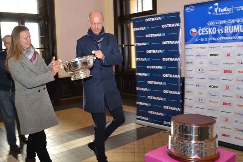 Barbora Krejčíková a Petr Pála přinášejí pohár za vítězství v loňském ročníku Fed Cupu.  Barbora Krejčíková a Petr Pála přinášejí pohár za vítězství v loňském ročníku Fed Cupu.