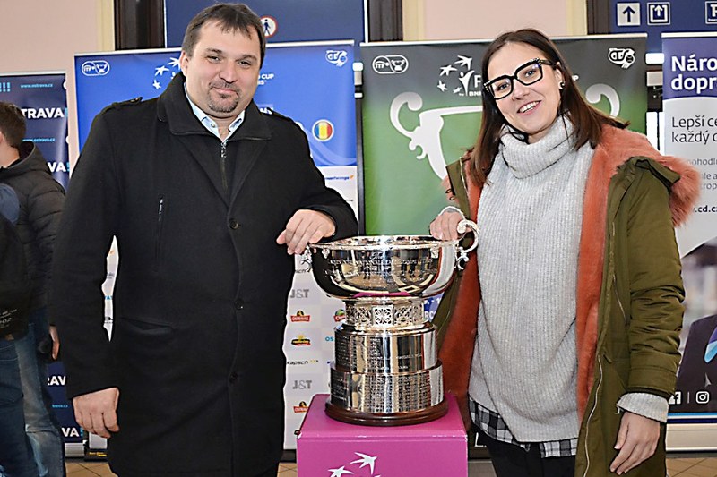 Náměstci primátora Ostravy Andrea Hoffmannová a Martin Štěpánek se vyfotili s fedcupovým pohárem.  Náměstci primátora Ostravy Andrea Hoffmannová a Martin Štěpánek se vyfotili s fedcupovým pohárem.