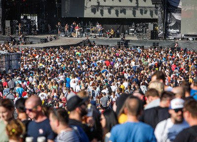 Tisícovky fanoušků sledovaly každý koncert. Fota: Lukáš Kaboň a Jiří Zerzoň