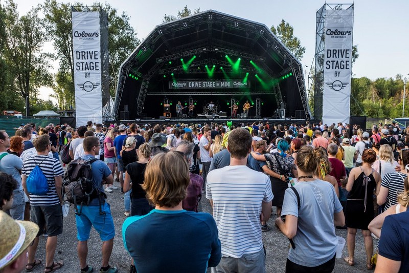 Menší stage nabízely hudební objevy. 