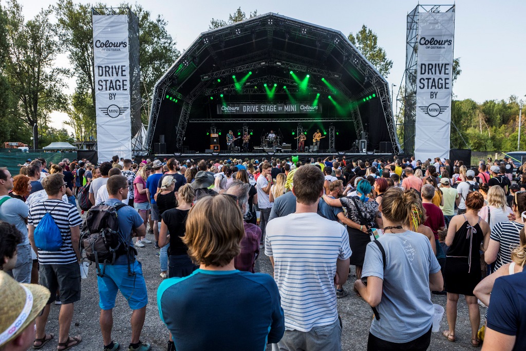 Menší stage nabízely hudební objevy. 