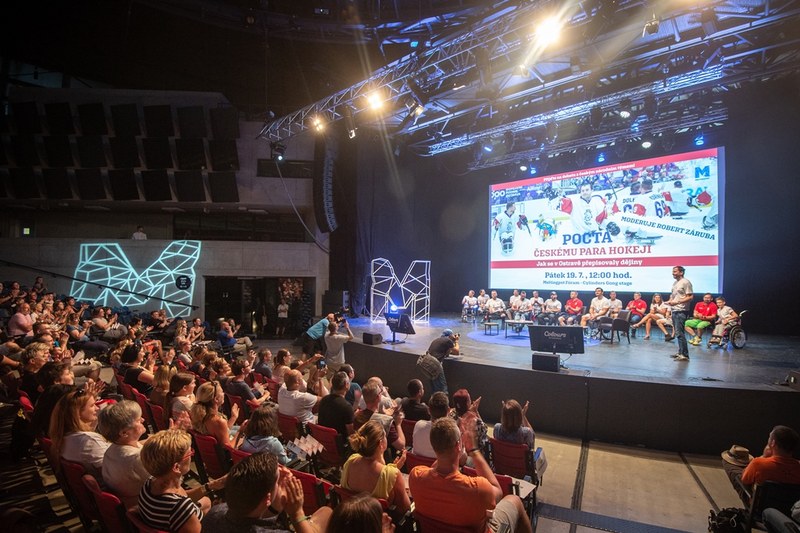 Součástí programu byla Pocta českému parahokeji. 
