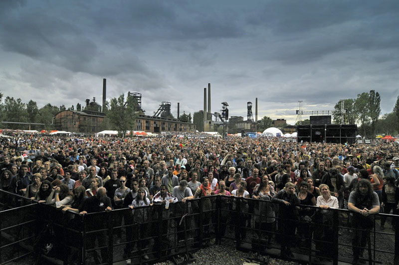 Diváci před hlavním festivalovým pódiem  FOTO: J. Urban