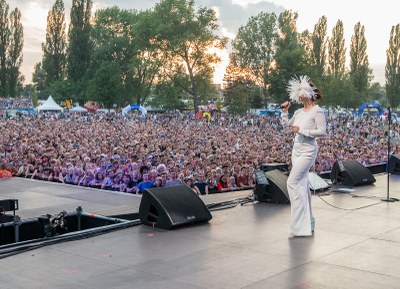 Islandská zpěvačka Björk před ostravským publikem. Snímky: Matyáš Theuer, Colours of Ostrava, Jiří Urban