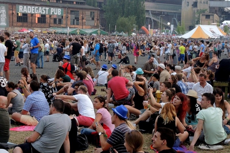 První festivalový den zaznamenal návštěvu na 30 tisíc lidí.