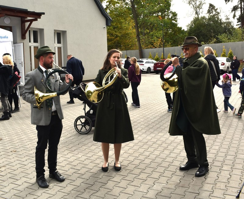 Festival byl zahájen tradiční fanfárou. Zdroj: MMO