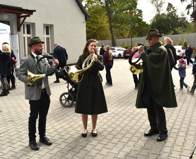 Festival byl zahájen tradiční fanfárou. Zdroj: MMO