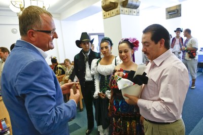 Folkloristé z Mexika s náměstkem primátora Tomášem Petříkem. 