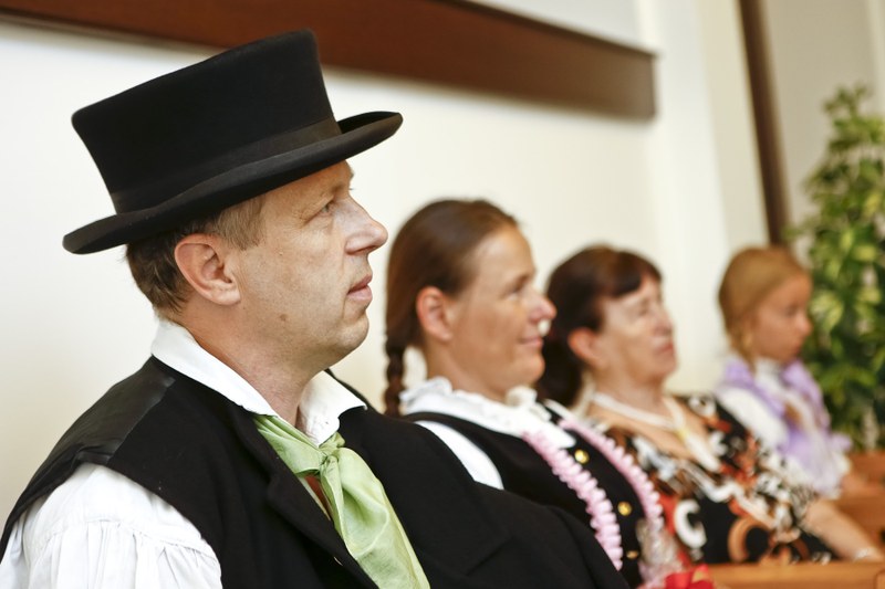 Folkloristé během přijetí v ostravské Nové radnici.