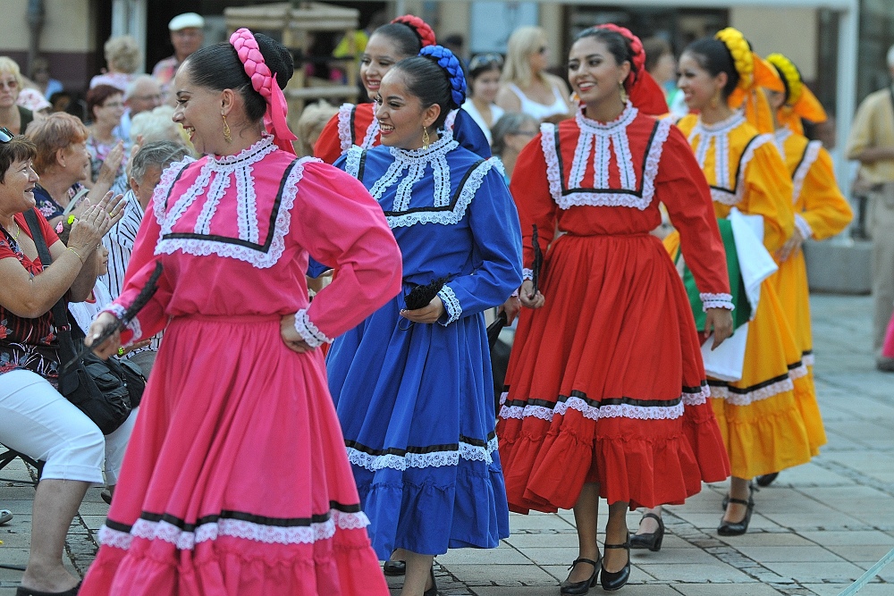 Folklorní vystoupení na Jiráskově náměstí.