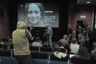 FOTO: Lidé vcházejí do sálu Minikina. Snímky Jiří Urban