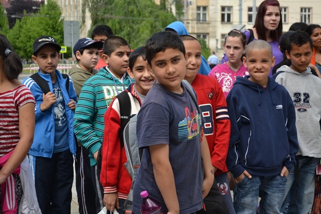 Diváci na Prokešově náměstí.