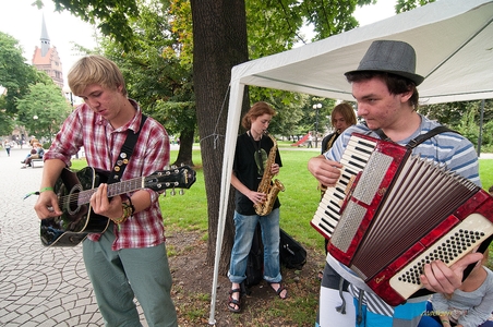 Kapely i sólisty budete potkávat v ulicích města