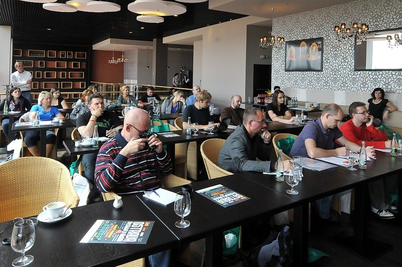 Účastníci tiskové konference v nových prostorách Karoliny