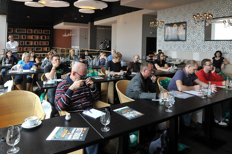 Účastníci tiskové konference v nových prostorách Karoliny