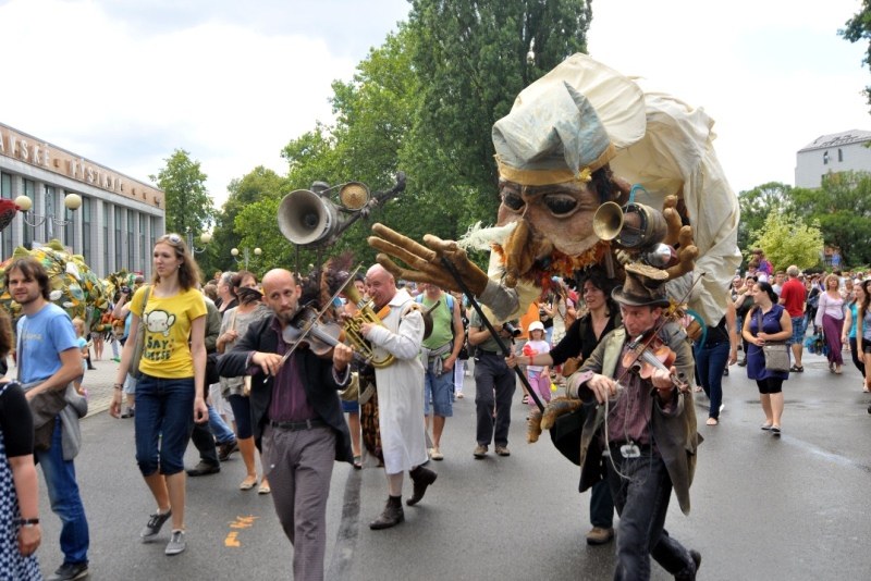 Obří loutky v ulicích v doprovodu hudebníků byly nesmírně efektní.