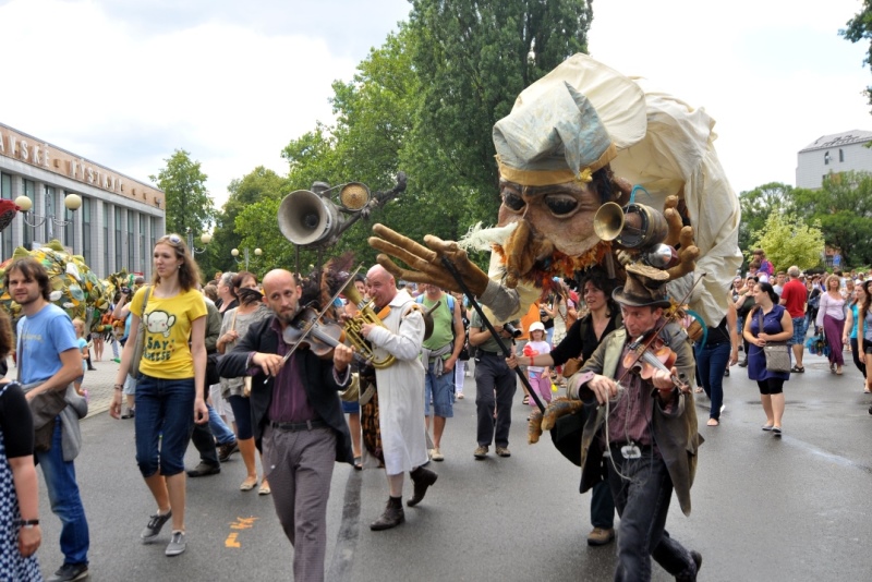 Obří loutky v ulicích v doprovodu hudebníků byly nesmírně efektní.