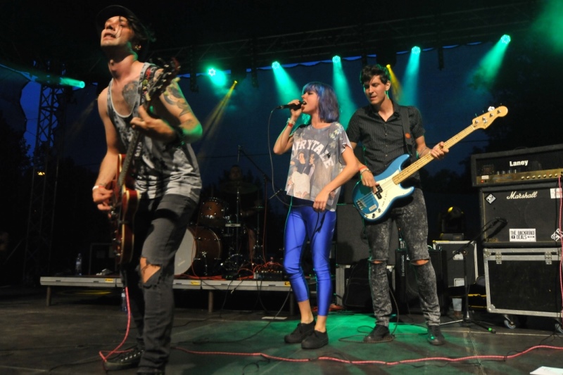 Večerní koncerty renomovaných hudebních skupin trvaly až do půlnoci.