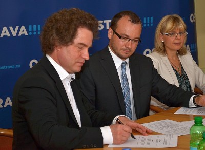 FOTO: zleva nový šéfdirigent H.M. Förster, ředitel J. Žemla a náměstkyně S. Piperková při podpisu. Snímky Petr Havránek