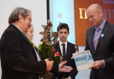 Prezident Ekofilmu Michael Londesborough blahopřeje vítězi hlavní ceny Maxu Monchovi z Německa. Foto: Ekofilm