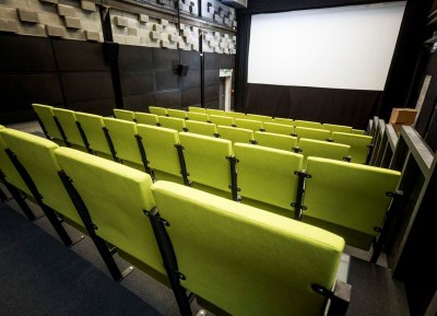 Interiér promítacího sálu v novém Cineportu v bývalých povrchových dílnách Dolu Hlubina. Foto: J. Zerzoň