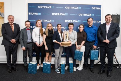 Florbalistky Vítkovic (zleva) D. Ferenčíková, I. Šupáková, R. Kiecková, V. Enenkelová, V. Vobořilová a trenér J. Velecký. Vlevo stojí náměstek primátora Z. Pražák a prezident klubu T. Krásný, zcela vpravo je náměstek primátora M. Štěpánek. Foto: L. Kaboň