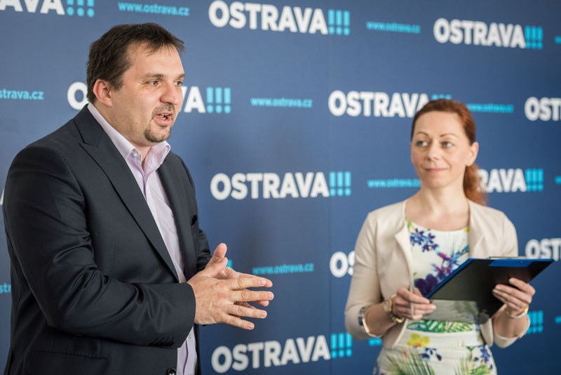 Náměstek primátora M. Štěpánek vítá úspěšné sportovce.