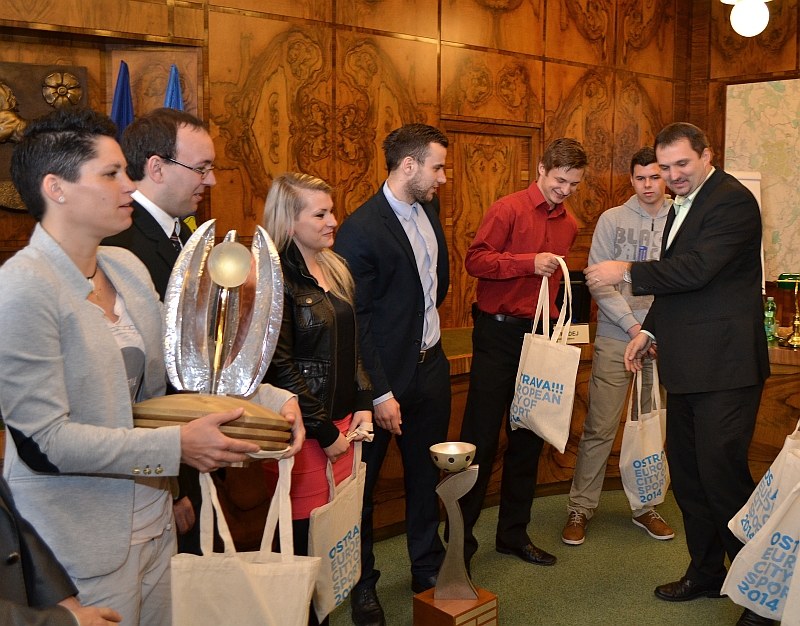 Náměstek primátora M. Štěpánek předává upomínkové předměty města