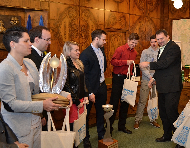 Náměstek primátora M. Štěpánek předává upomínkové předměty města