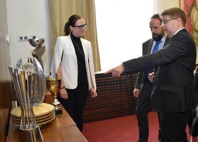 Andrea Hoffmannová aTomáš Macura si prohlížejí mistrovské poháry. Foto: René Stejskal 