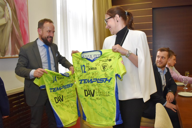 Florblaisté věnovali prmátorovi Tomáši Macurovi a náměstkyni Andrei Hoffmannové podepsané dresy.  Florblaisté věnovali prmátorovi Tomáši Macurovi a náměstkyni Andrei Hoffmannové podepsané dresy.