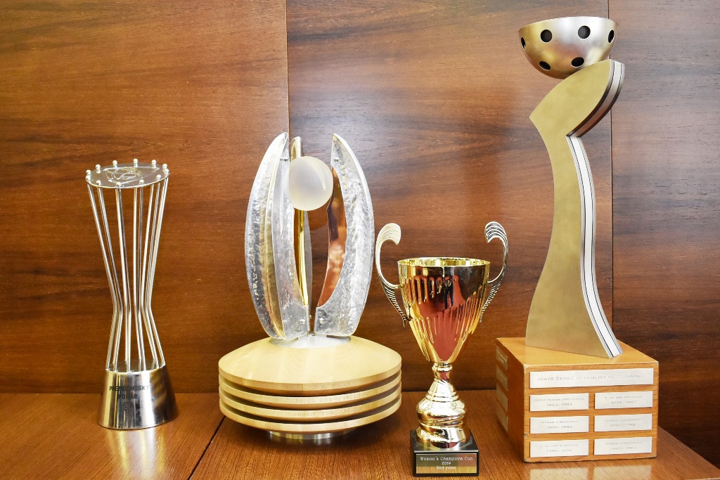 Poháry, které letos vyhrály týmy vítkovických žen a mužů.