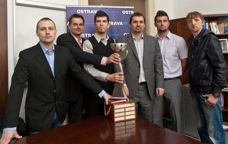 S pohárem (zprava) P. Kološ, F. Heczko, M. Štěpánek, T. Sladký, P. Juříček, R. Mrázek         Foto: J. Zerzoň