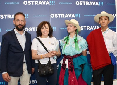 Primátor Tomáš Macura s nejvzdálenějšími hosty festivalu z Ekvádoru. Foto: René Stejskal  