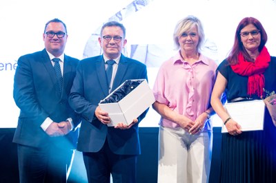 První dáma Eva Pavlová s ostravským primátorem Janem Dohnalem předali cenu v příslušné kategorii ocenění Pečující roku 2025. Foto. Lukáš Kaboň