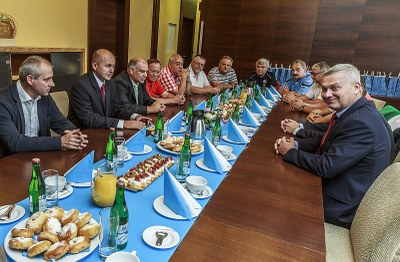 Primátor Petr Kajnar při debatě s fotbalovými funkcionáři a trenéry. Foto: J. Zerzoň