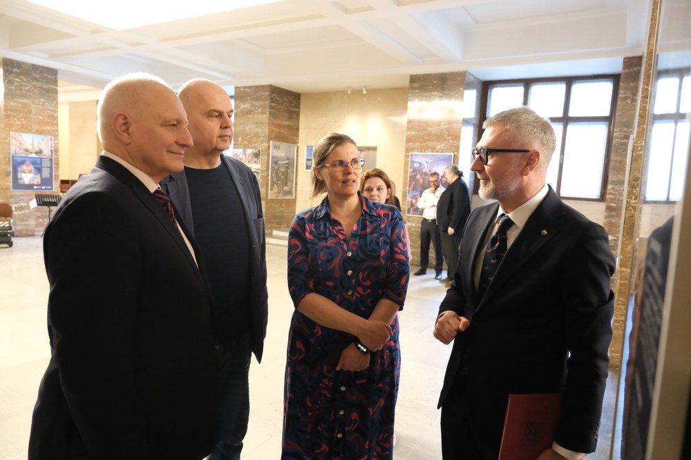 Náměstek primátora Zbyněk Pražák a ostravský radní Petr Veselka (zleva) při rozhovoru s náměstkem Katovic Jarosławem Makowskim