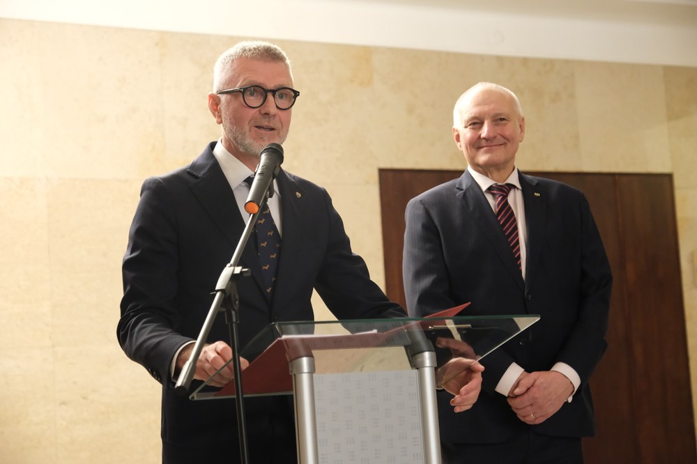 Úvodní proslov náměstka katovického primátora Jarosława Makowského. Vedle něj náměstek primátora města Ostravy, Zbyněk Pražák